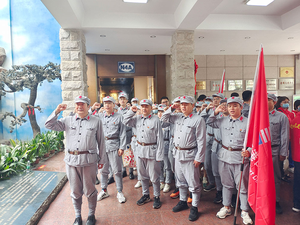 4口岸生长机关支部联合供应链支部赴句容茅山新四军纪念馆开展党史教育活动。。。。。。。。在新四军纪念馆展馆大厅，，，，，全体党员面临党旗，，，，，高举右手重温入党誓词，，，，，再次体会作为一名共产党员的责任感和使命感。。。。。。。。.jpg