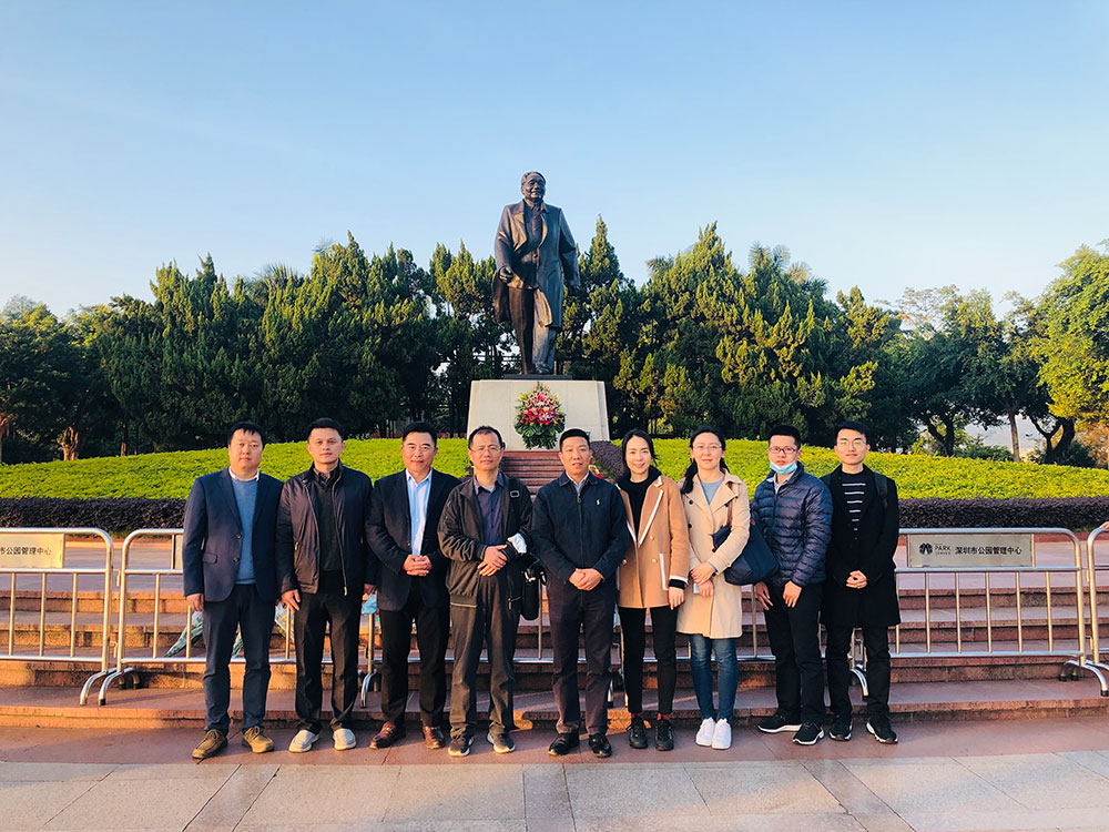 6-战略综合党支部赴深圳博物馆及莲花山公园开展“不忘初心学党史”主题教育，，，，，有用引发党组织的凝聚力和向心力，，，，，切实提高党员干部的党性修养和责恣意识。。。。。。。。.jpg